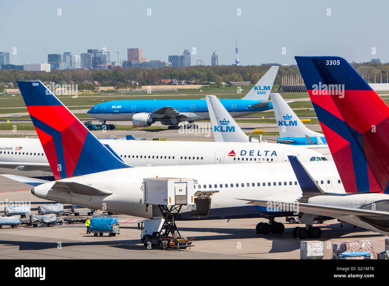 L'aéroport international d'Amsterdam Schiphol, avions, aux portes, aérogare, la voie de circulation, au décollage, internatinal airlines Banque D'Images