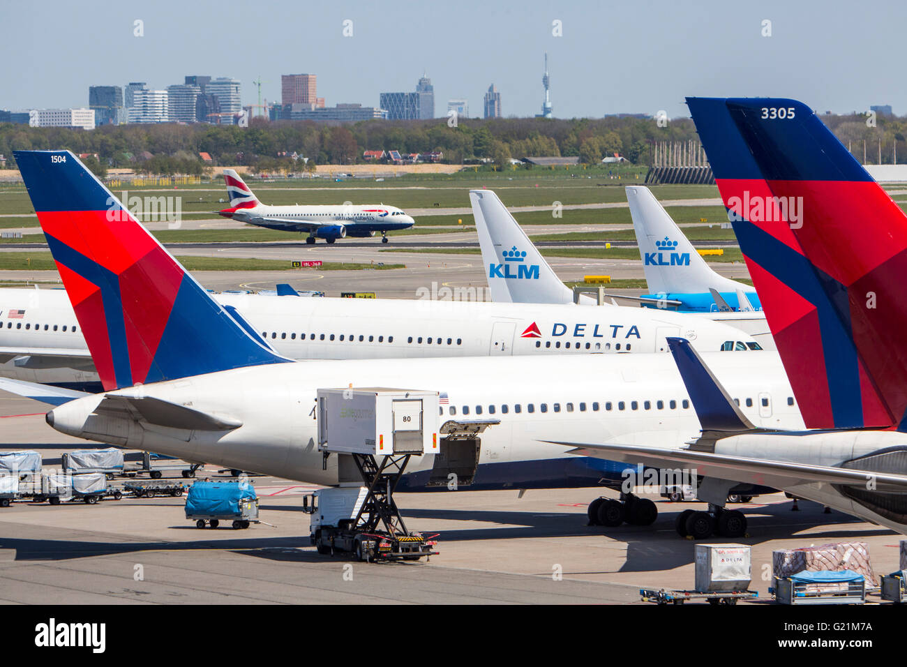 L'aéroport international d'Amsterdam Schiphol, avions, aux portes, aérogare, la voie de circulation, au décollage, internatinal airlines Banque D'Images