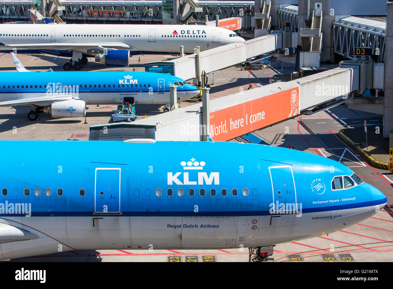 L'aéroport international d'Amsterdam Schiphol, avions, aux portes, aérogare, la voie de circulation, au décollage, internatinal airlines Banque D'Images