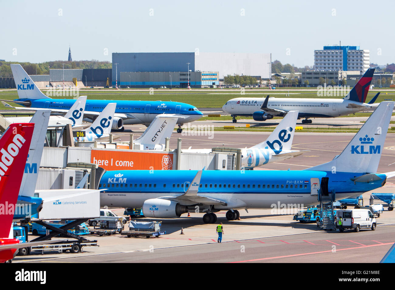L'aéroport international d'Amsterdam Schiphol, avions, aux portes, aérogare, la voie de circulation, au décollage, internatinal airlines Banque D'Images