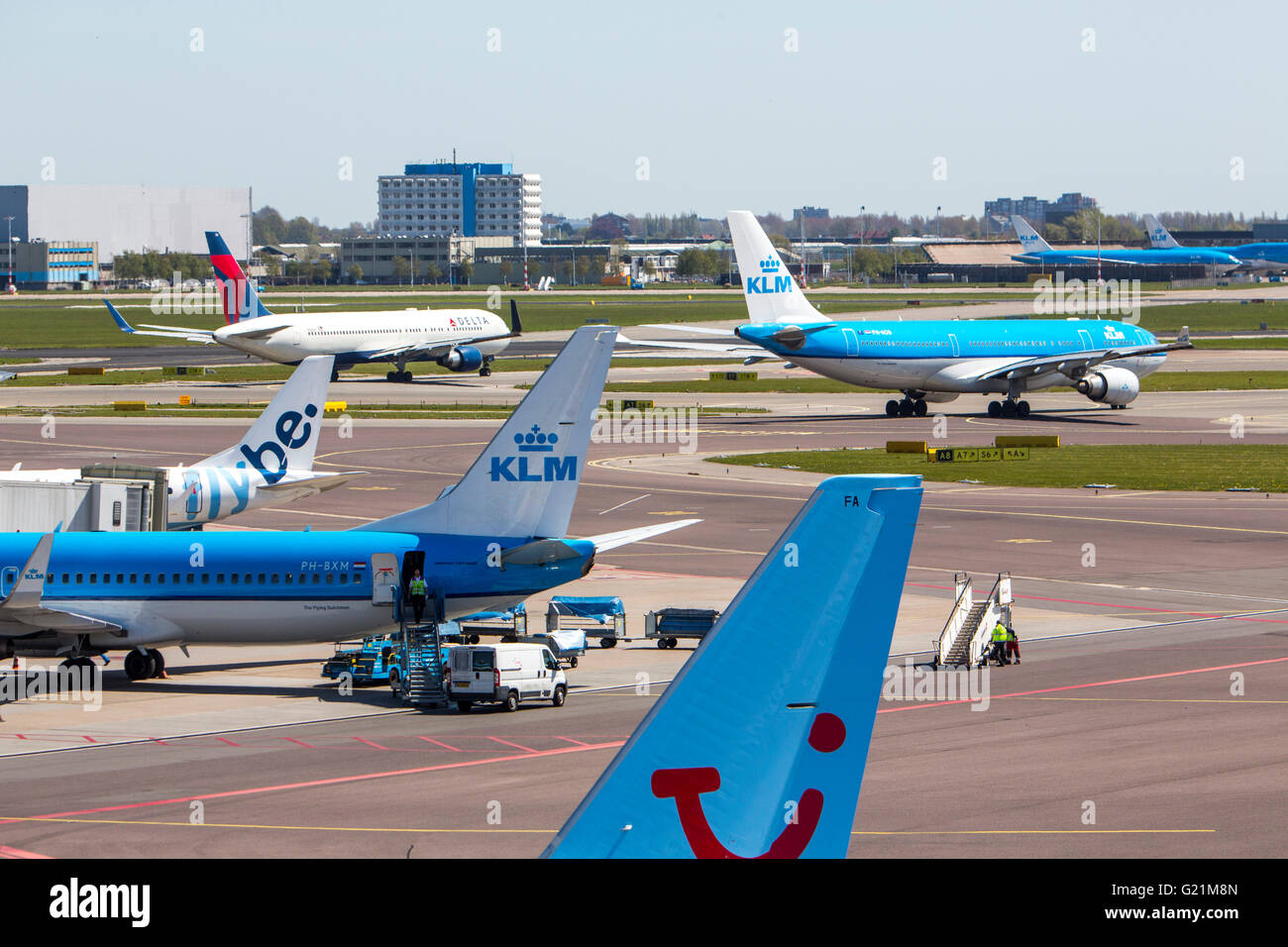 L'aéroport international d'Amsterdam Schiphol, avions, aux portes, aérogare, la voie de circulation, au décollage, internatinal airlines Banque D'Images