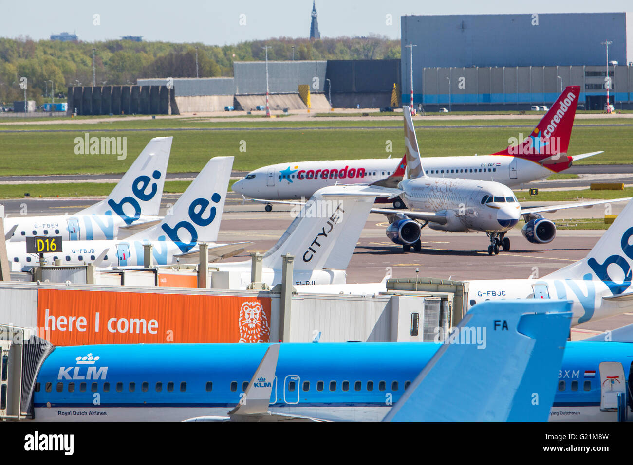 L'aéroport international d'Amsterdam Schiphol, avions, aux portes, aérogare, la voie de circulation, au décollage, internatinal airlines Banque D'Images