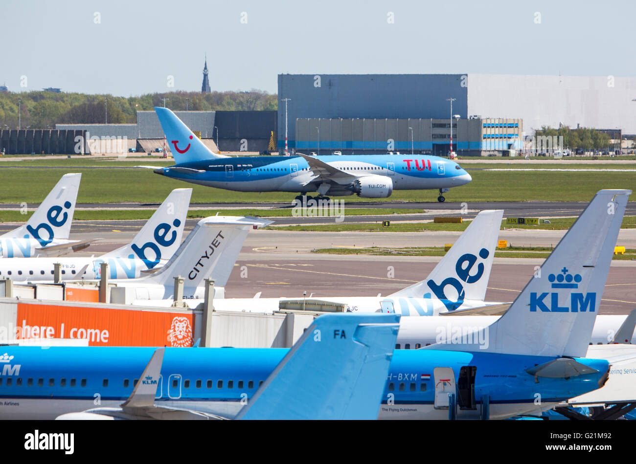 L'aéroport international d'Amsterdam Schiphol, avions, aux portes, aérogare, la voie de circulation, au décollage, internatinal airlines Banque D'Images