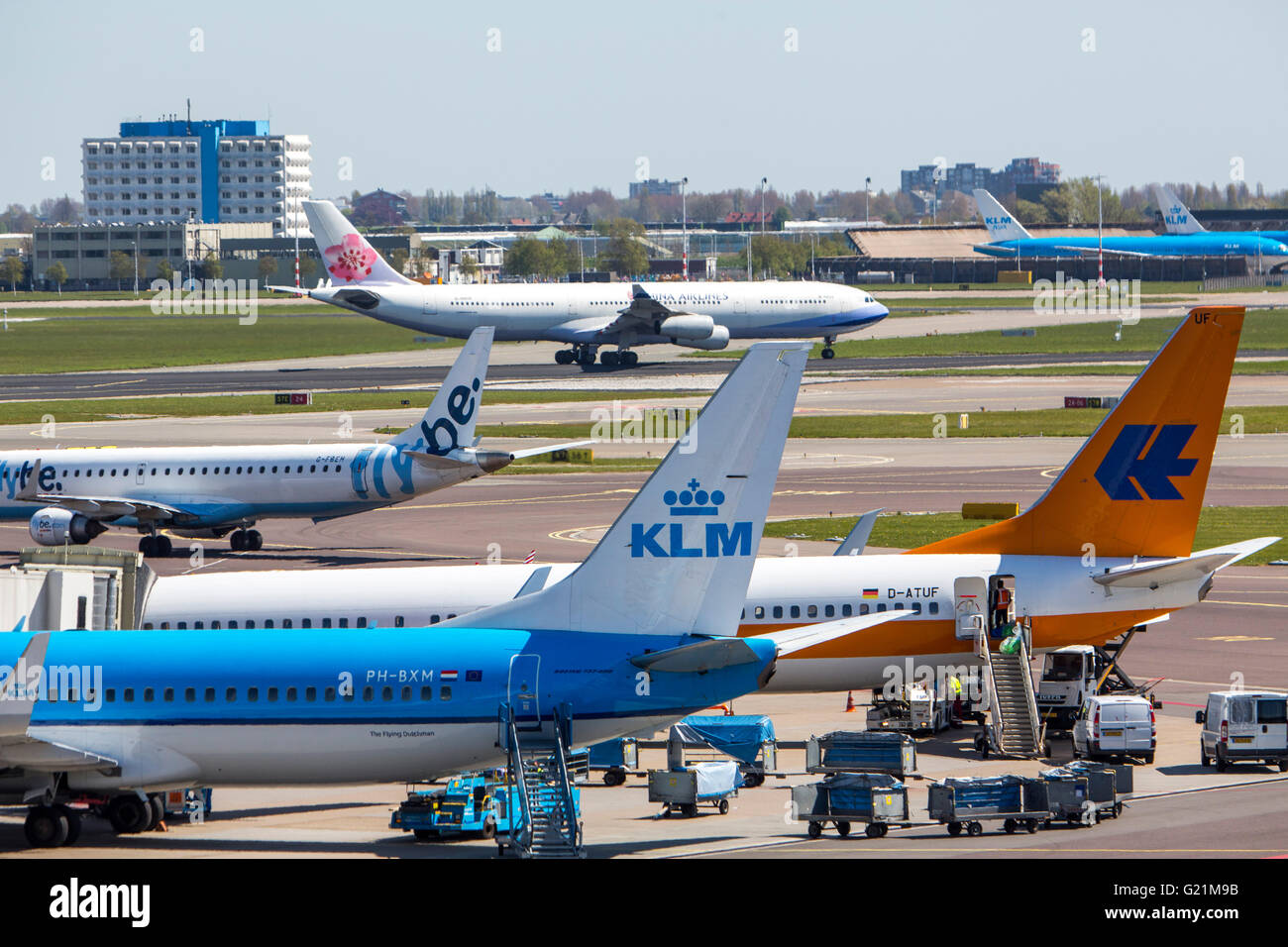 L'aéroport international d'Amsterdam Schiphol, avions, aux portes, aérogare, la voie de circulation, au décollage, internatinal airlines Banque D'Images