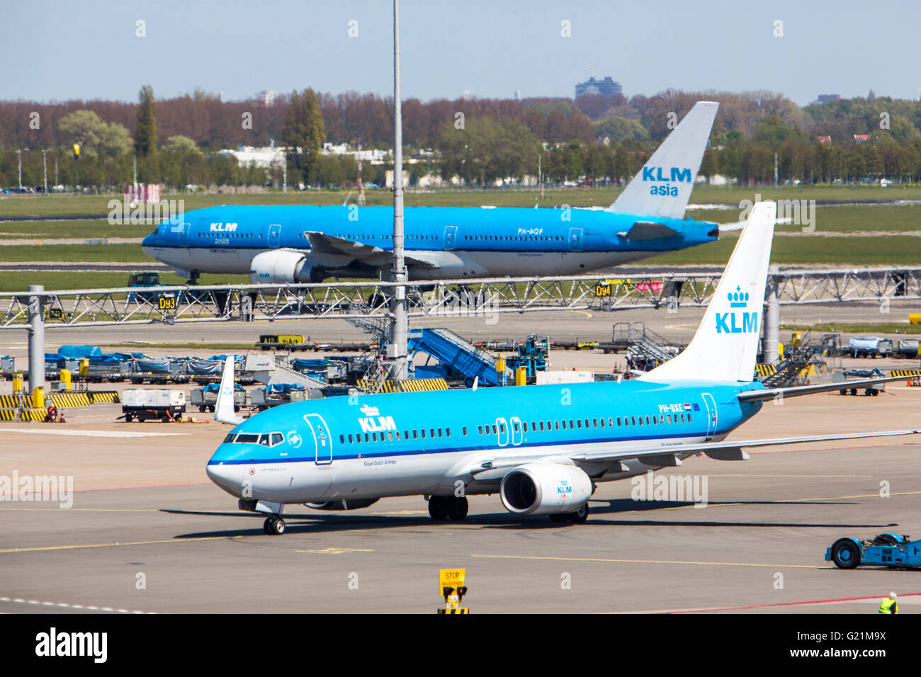 L'aéroport international d'Amsterdam Schiphol, avions, aux portes, aérogare, la voie de circulation, au décollage, internatinal airlines Banque D'Images