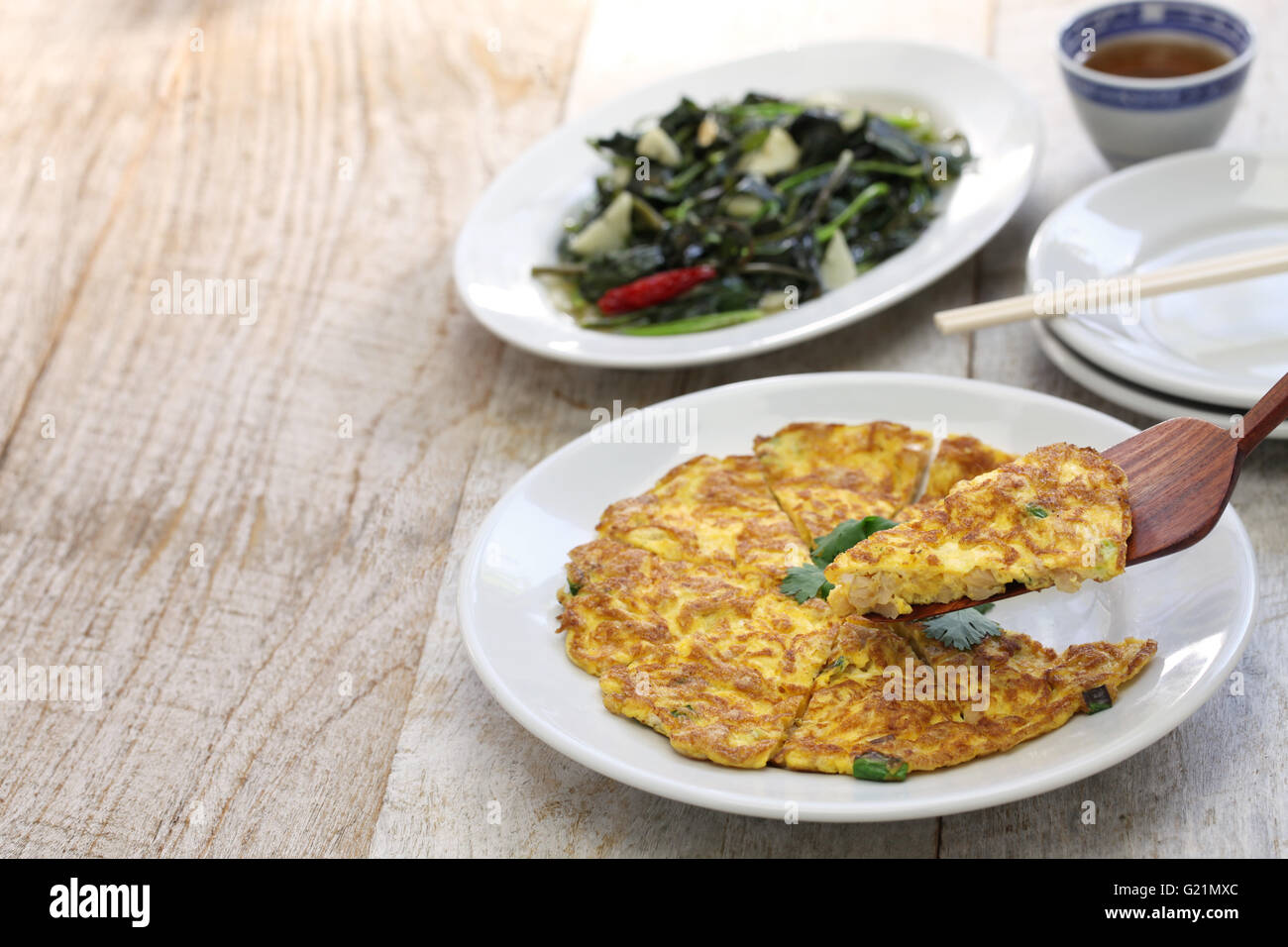 La cuisine taïwanaise, radis séché omelette, feuilles de pommes de terre sautées Banque D'Images