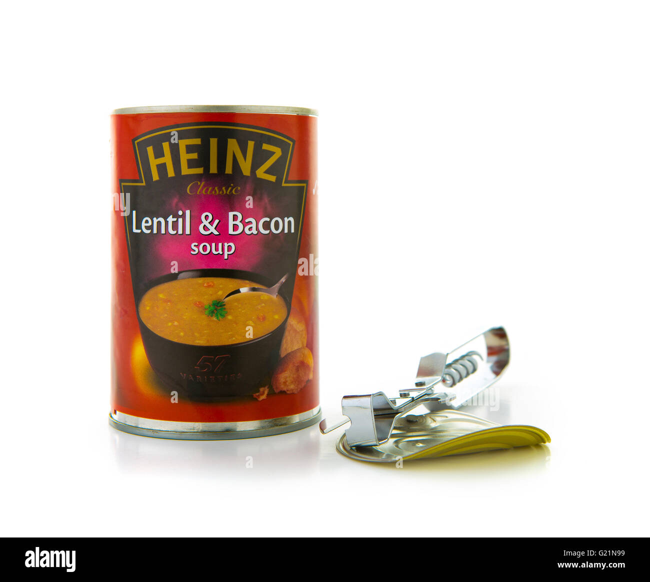 Soupe de lentilles et de Heinz Bacon avec un ouvre-boîtes sur un fond blanc Banque D'Images