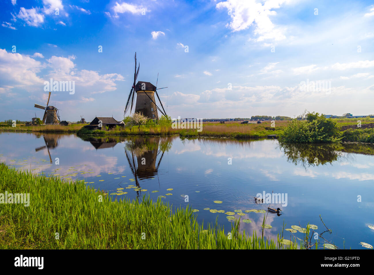 Les moulins à vent reflète dans les Néerlandais canaux à Kinderdijk, site de l'UNESCO aux Pays Bas Banque D'Images
