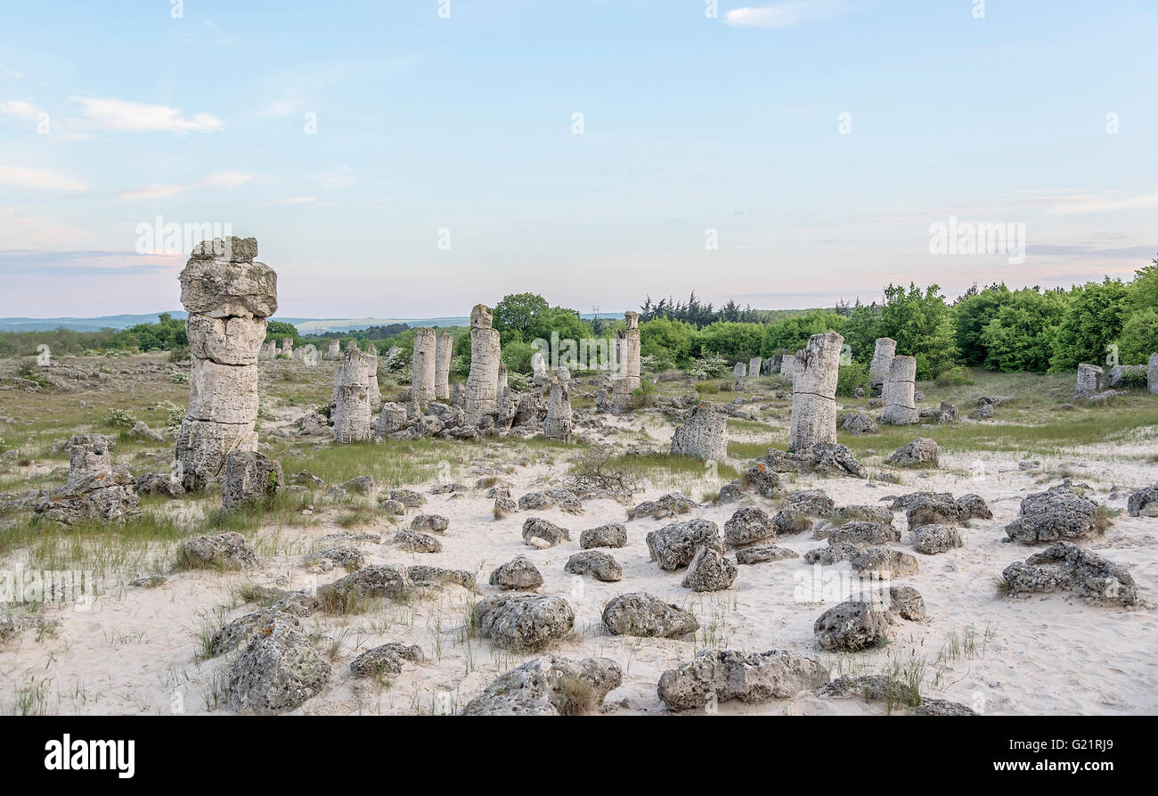 Piliers en pierre ancienne d'origine inconnue. La Bulgarie. Banque D'Images