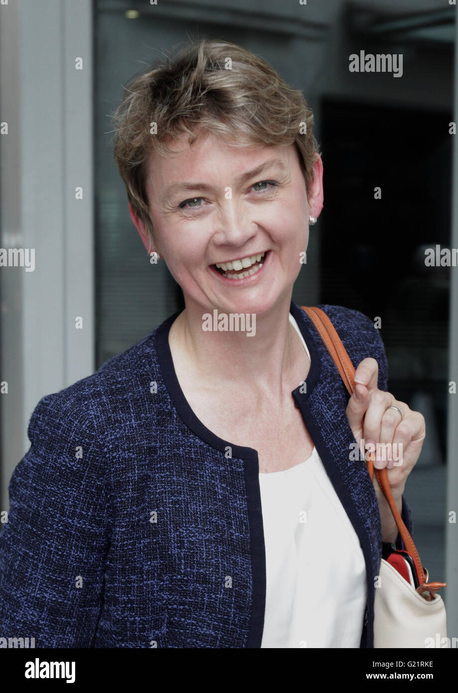 Londres, Royaume-Uni, le 20 août 2015 : Yvette Cooper, ( L ) le candidat du travail vu à la BBC à Londres Banque D'Images