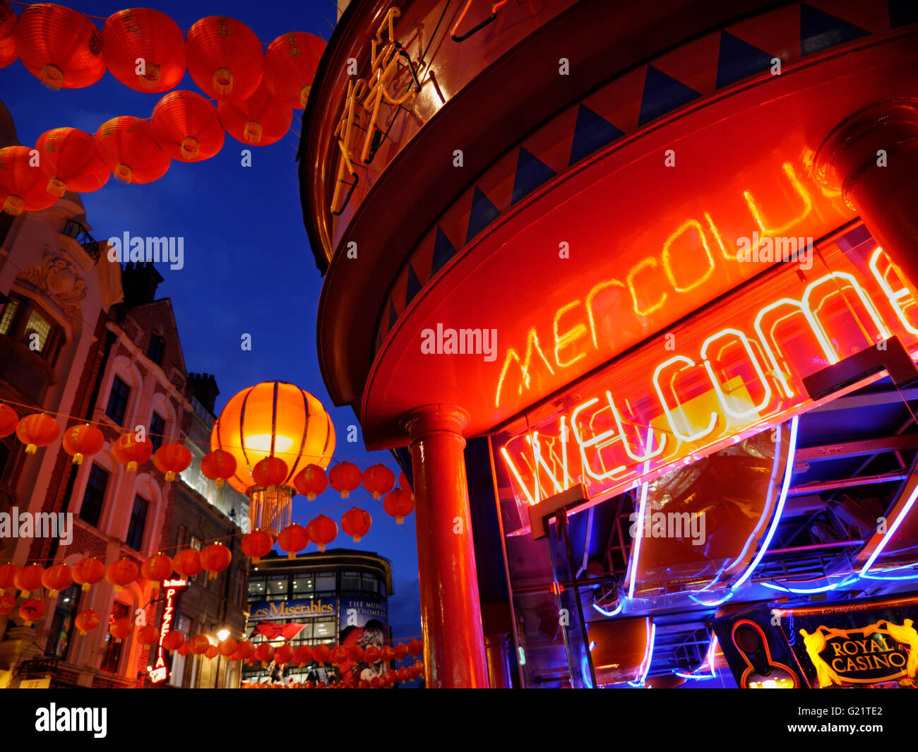 Bienvenue CHINATOWN SOHO LONDRES NUIT lampions éclairés sur une longue nuit dans Wardour Street avec néon signe 'Bienvenue' Soho Chinatown London UK Banque D'Images