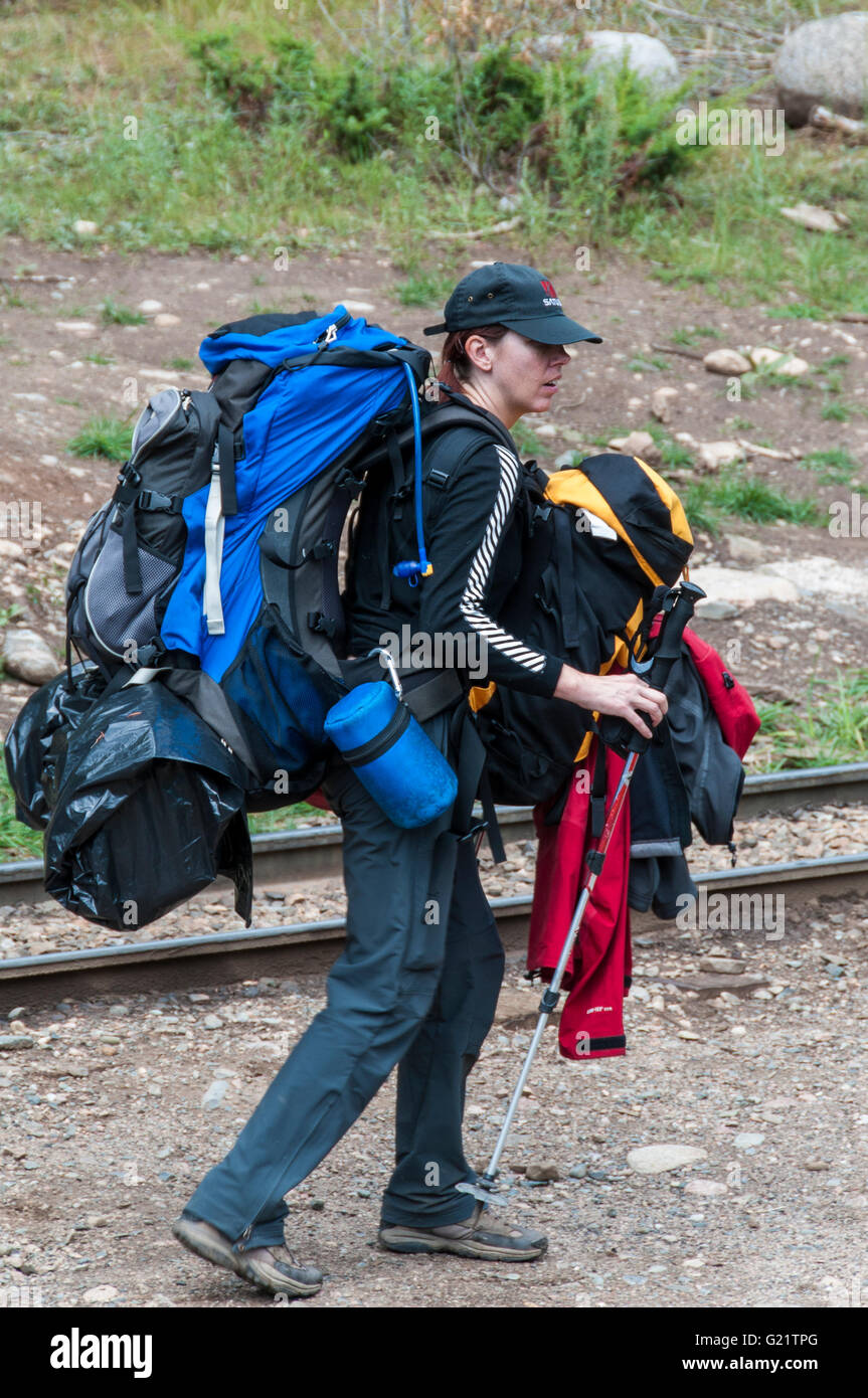 Backpacker à Needleton lourdement chargés, d'évitement du sentier de l'aiguille, San Juan National Forest, Colorado. Banque D'Images