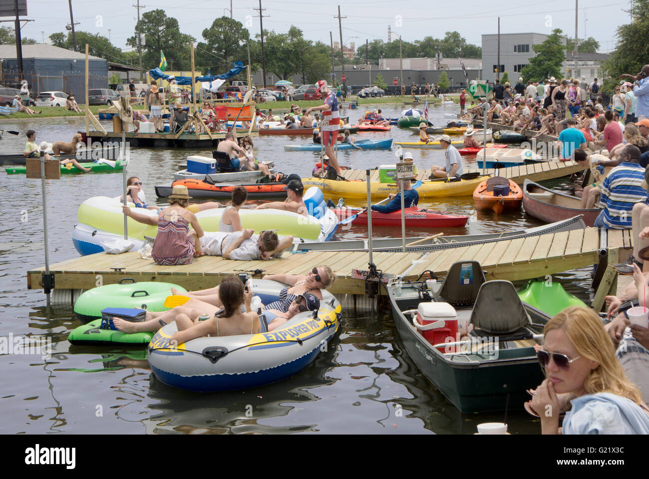 Des centaines de personnes le long des rives de Bayou St John pendant le Bayou Boogaloo festival. Banque D'Images