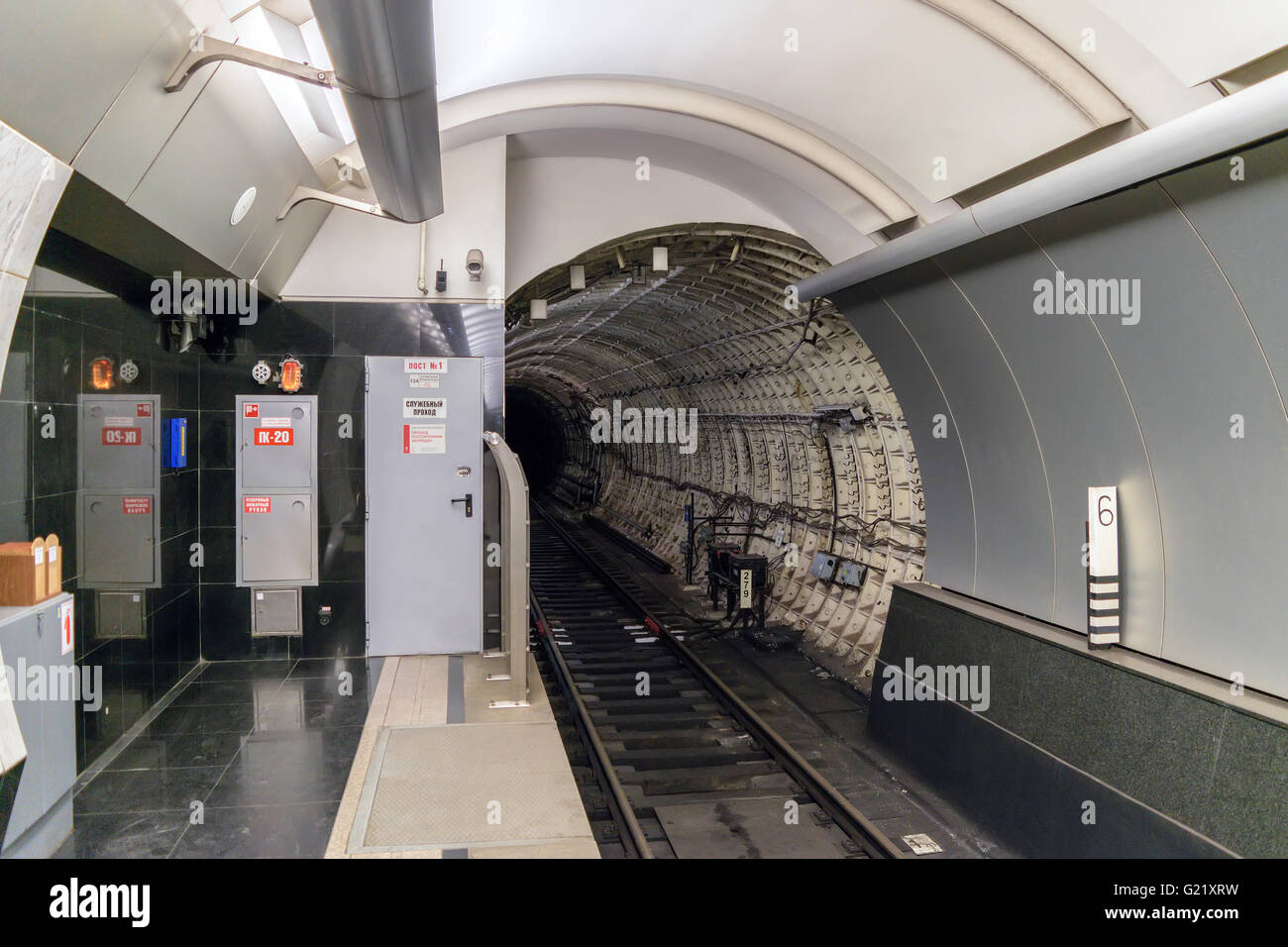 Entrée du tunnel de chemin de fer souterrain du métro. Banque D'Images