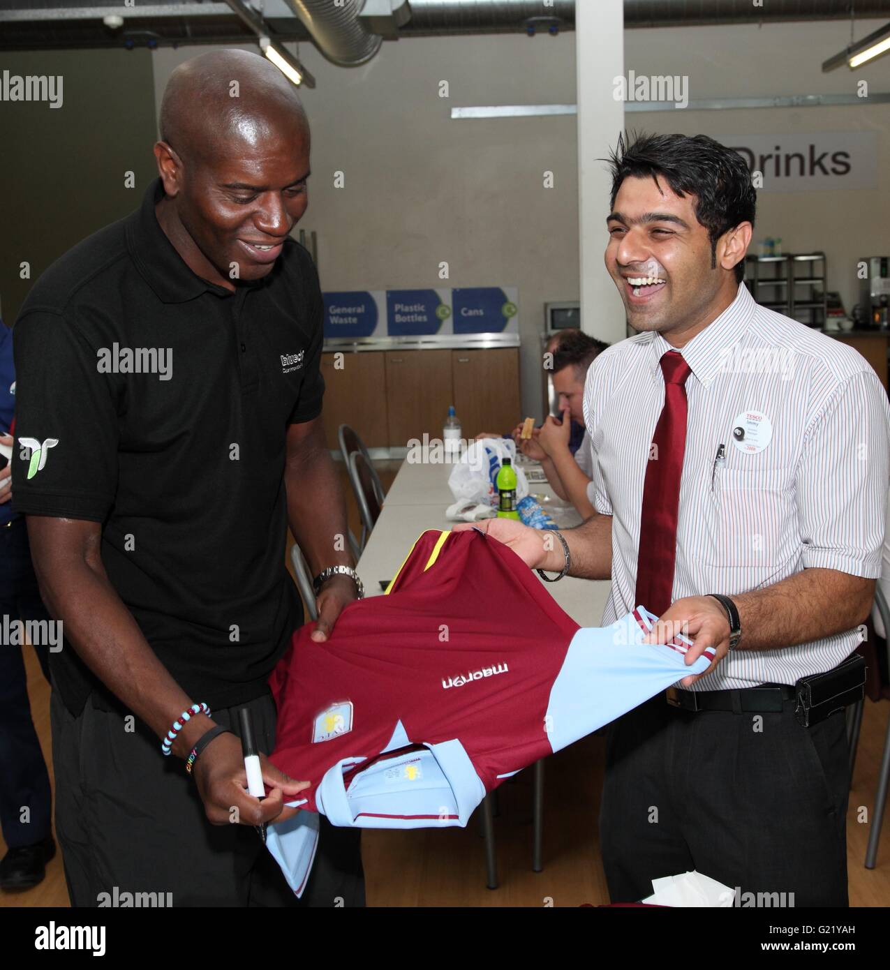 Ian Taylor, joueur de football joueur qui pour Aston Villa signe une chemise Banque D'Images