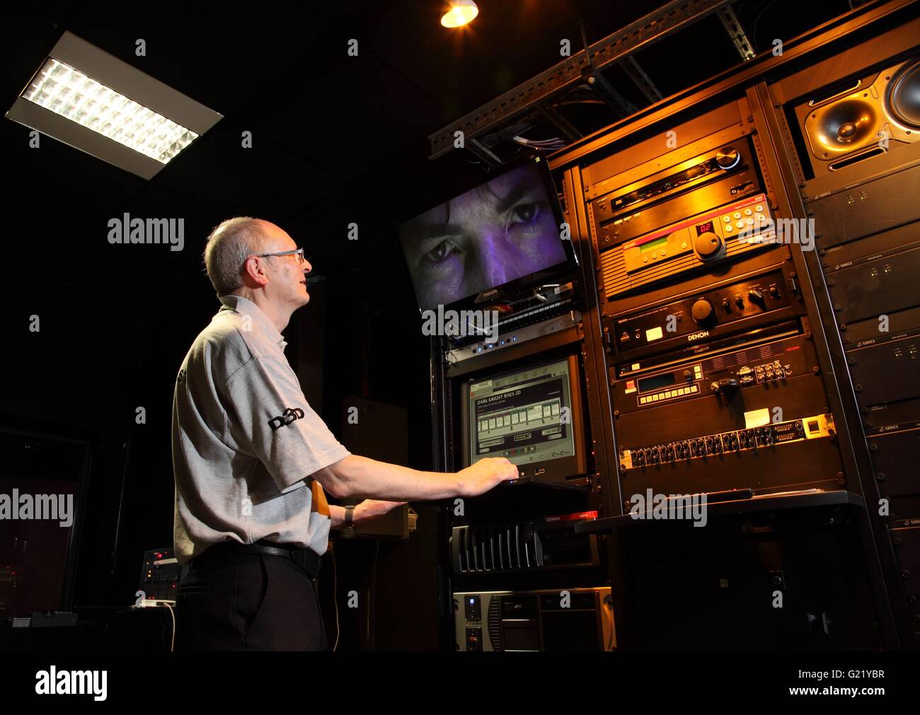 Un homme aux commandes d'un écran géant de cinéma à Millennium Point, Birmingham Banque D'Images