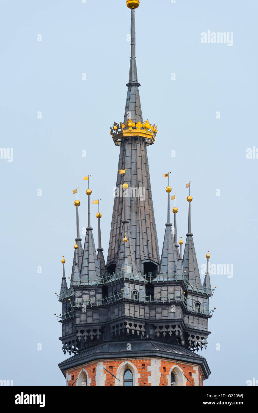 Le clocher de l'église de St Mary, connu comme le 'Clairon Tower', à la place du marché à Cracovie, Pologne. Banque D'Images