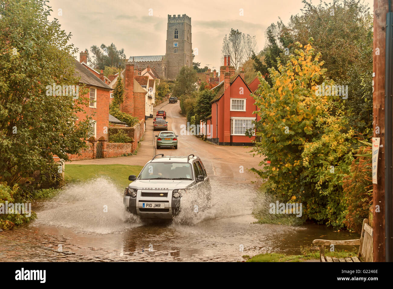 Passage voiture Ford Kersey Village Suffolk UK Banque D'Images