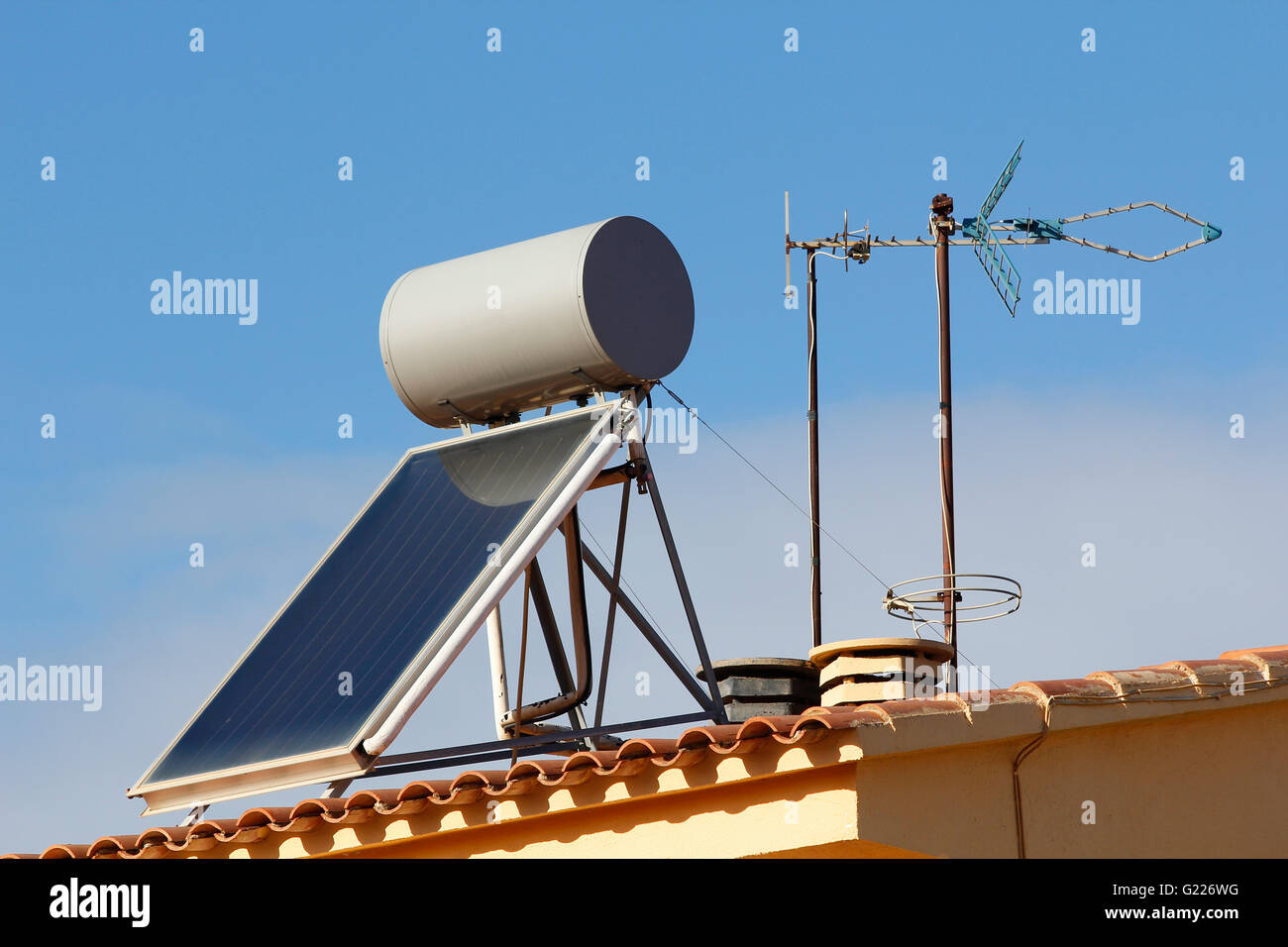 Panneau solaire pour le chauffage de l'eau et les antennes de télévision, d'un toit d'une maison Banque D'Images