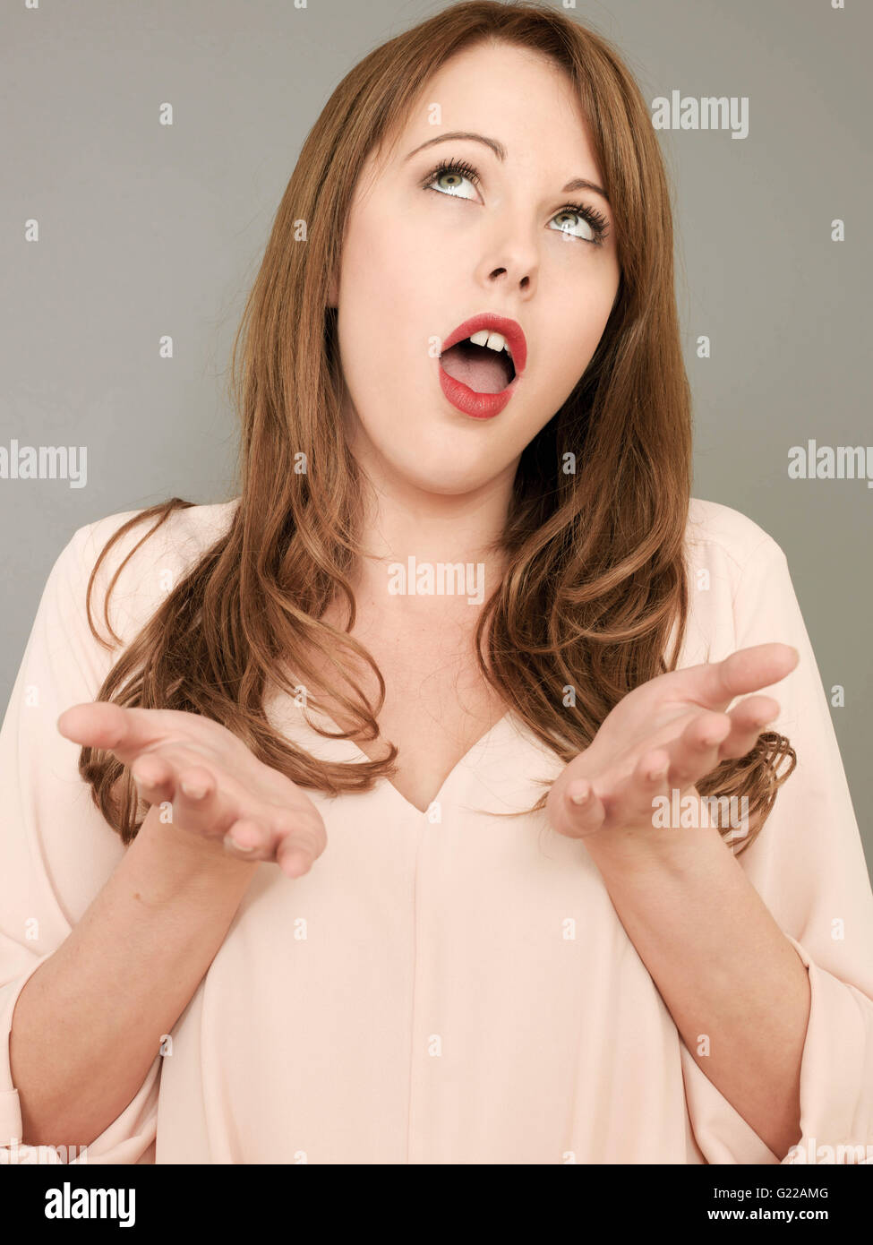 Portrait d'une femme discuter ou discuter d'un point ou d'avis dans peut-être un débat public ou politique Banque D'Images