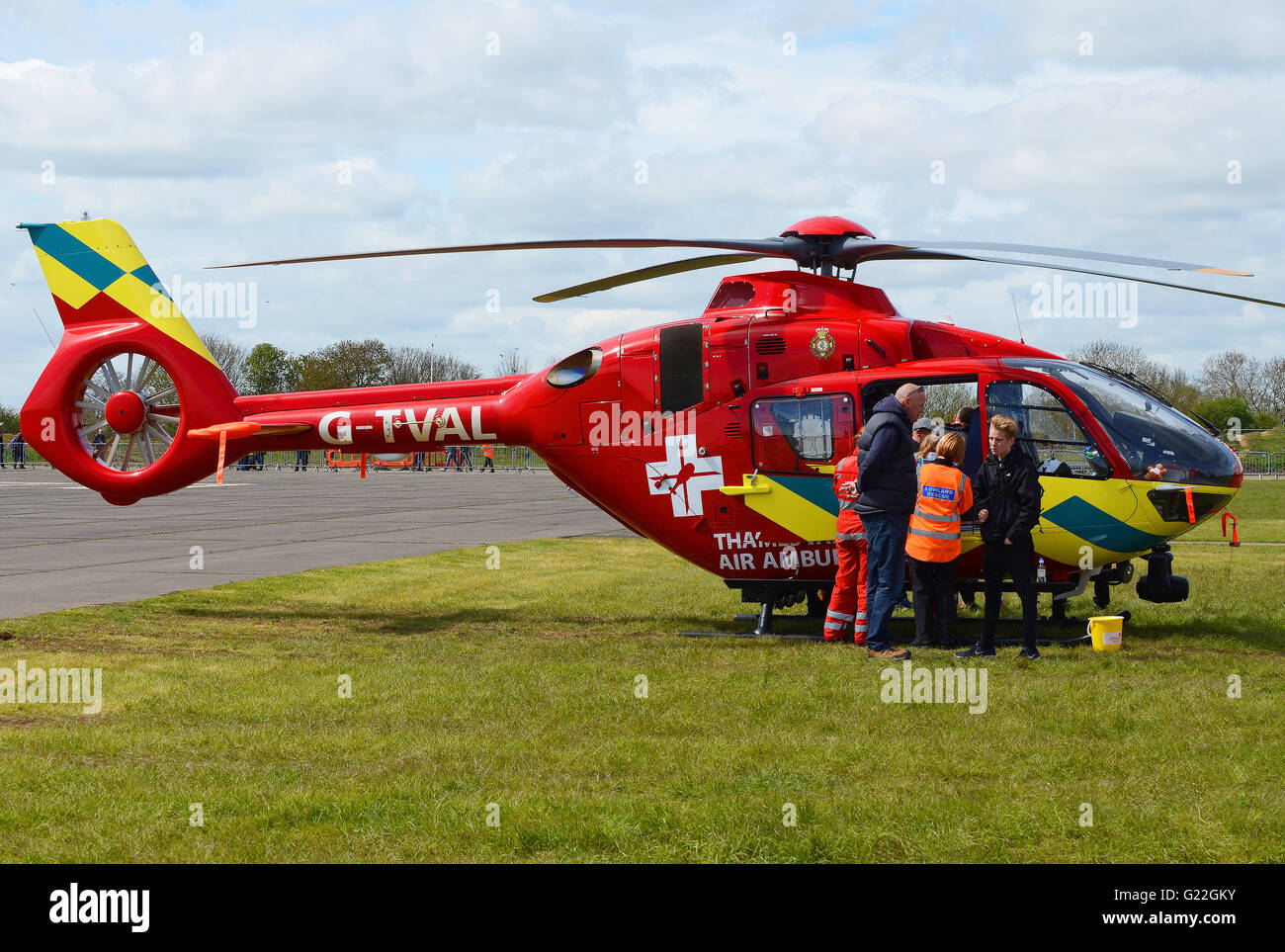 Chiltern et Thames Valley Air Ambulance est une organisation qui fournit des services médicaux d'urgence avec Airbus H135 G-TVAL helicopter Banque D'Images
