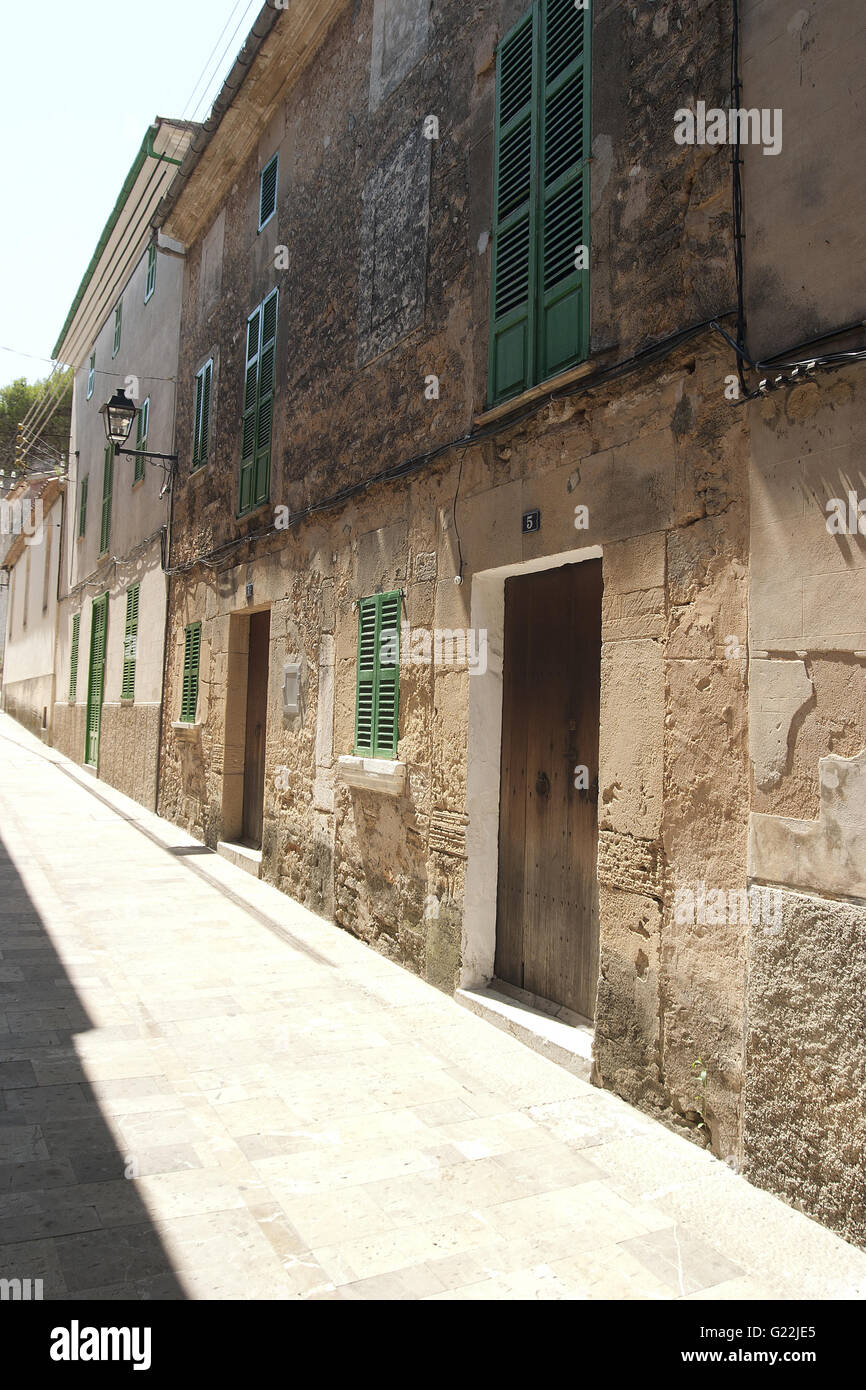 Une belle photo grand angle d'une allée tranquille avec maisons rustiques typiques dans la vieille ville d'Alcudia, Palma de Mallorca, Espagne, seasid Banque D'Images