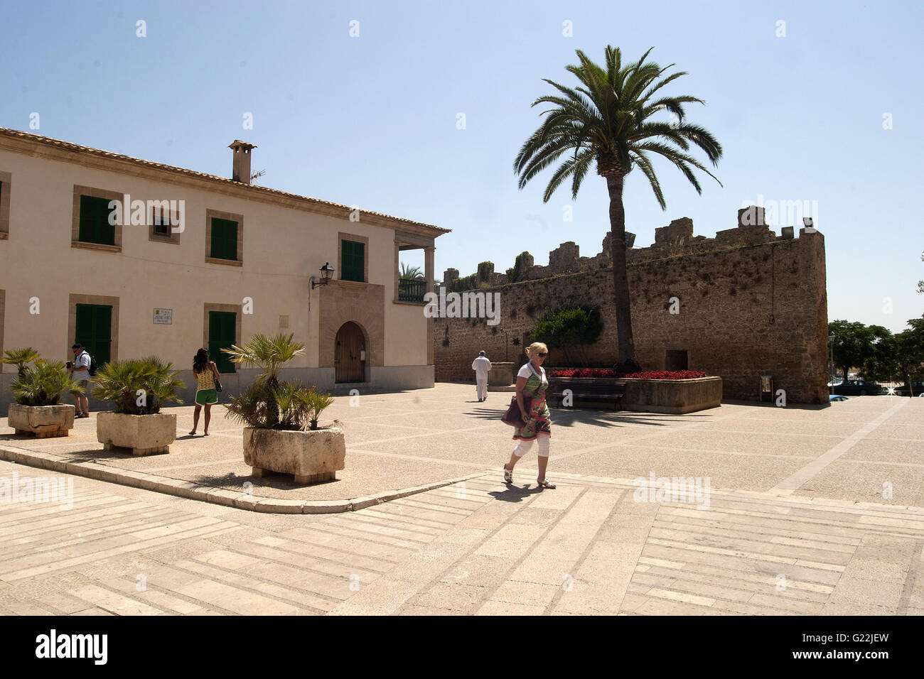 Une belle photo grand angle de la place de l'église à Alcudia, Palma de Mallorca, Espagne, mer, Tourisme, vacances, été, natu Banque D'Images