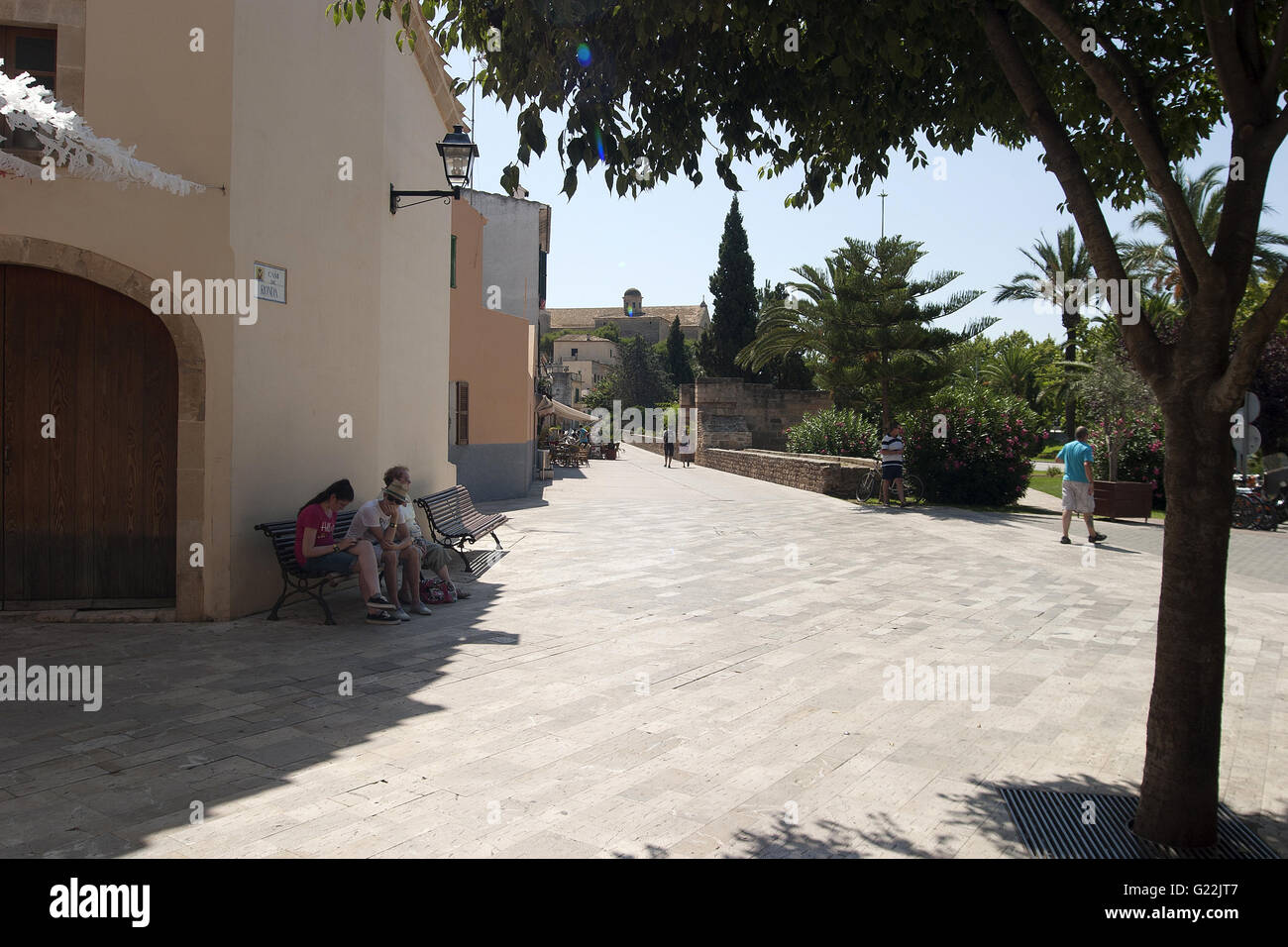 Une belle photo d'une rue avec les touristes se détendre sur un banc à l'ombre , Palma de Mallorca, Espagne, mer, tourisme, holid Banque D'Images