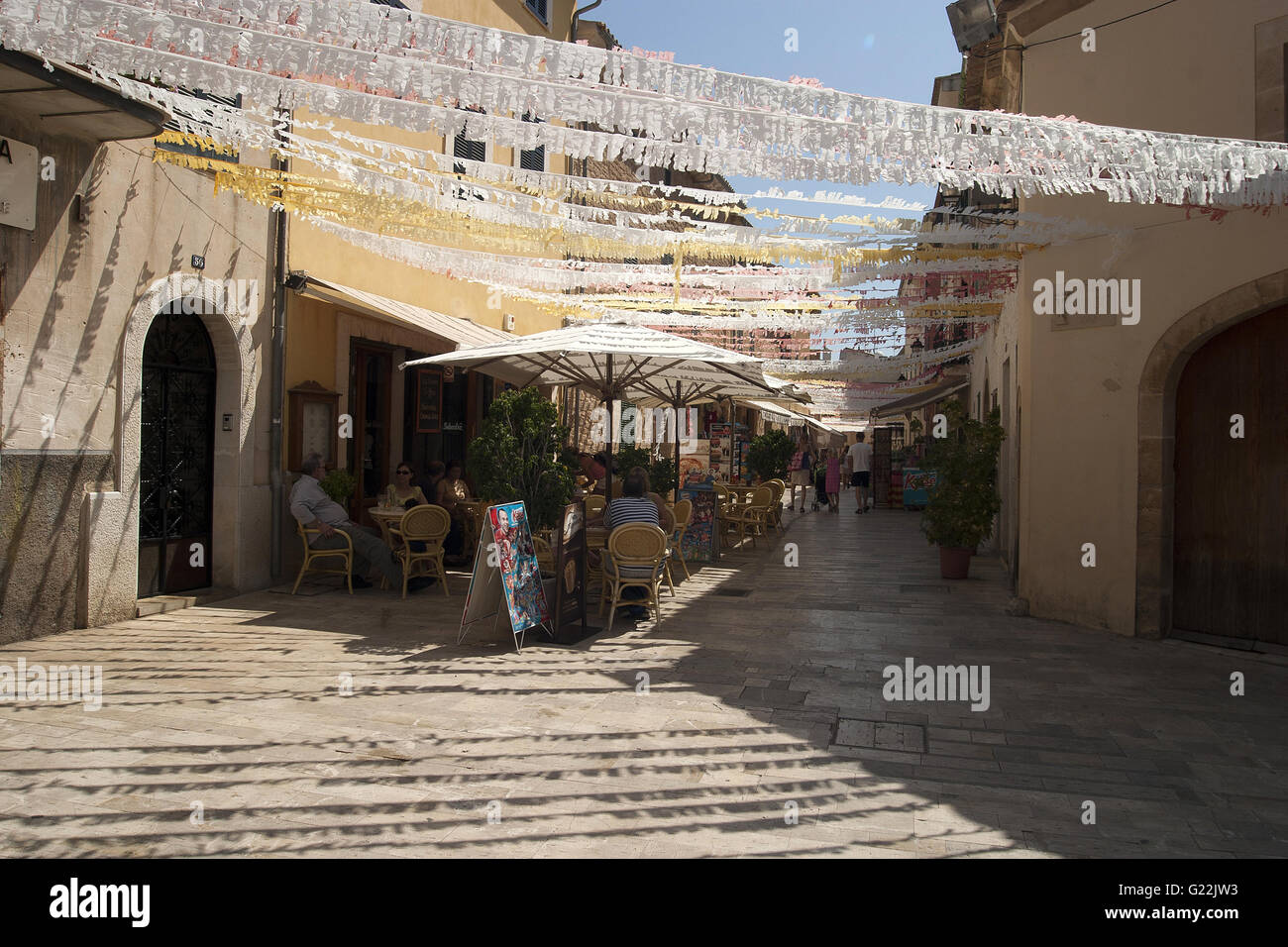 Une belle photo d'une rue avec les touristes de détente dans un bar à l'ombre, Palma de Mallorca, Espagne, mer, Tourisme, vacances Banque D'Images