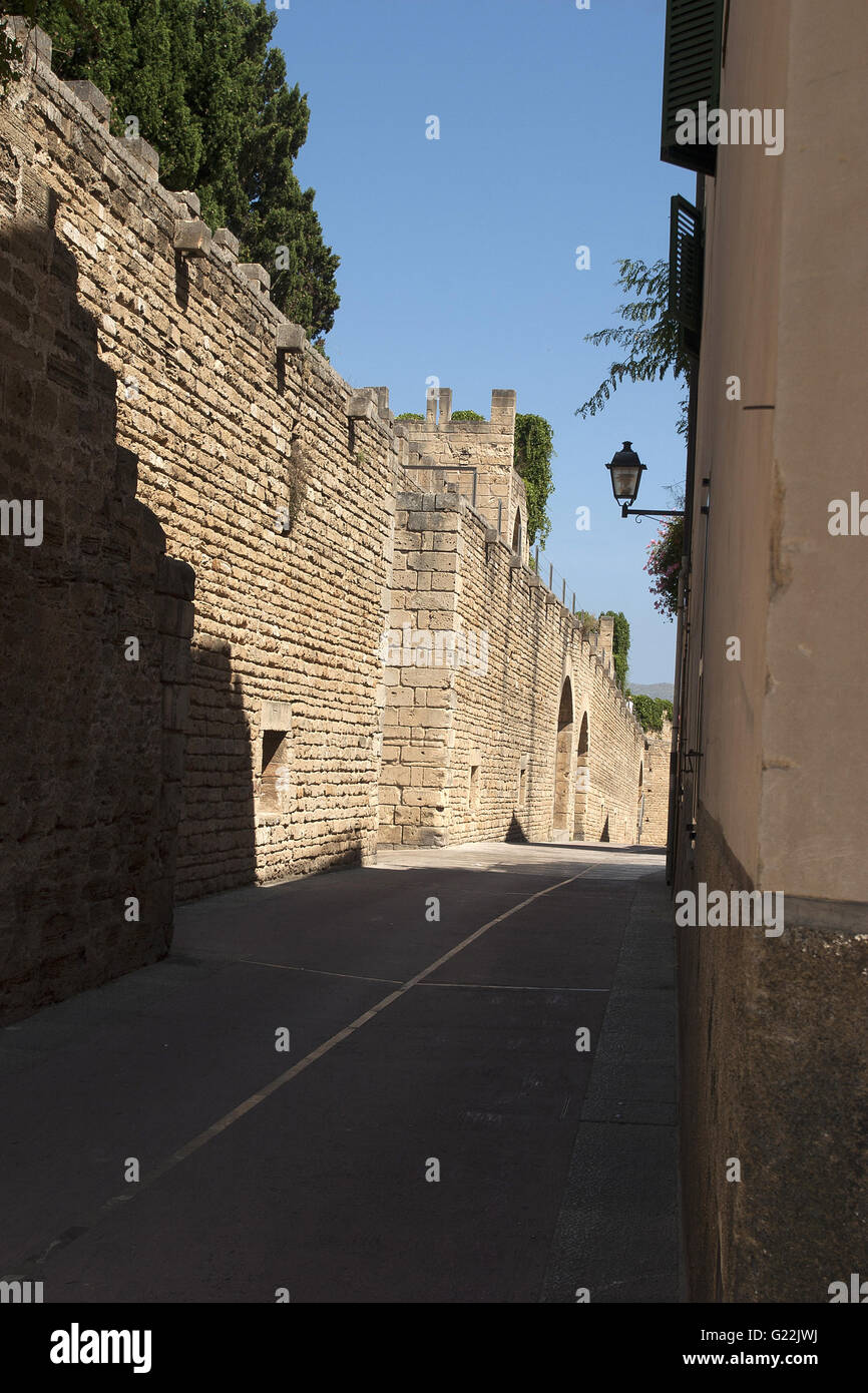 Une belle photo d'une route tranquille à l'ombre avec une ancienne forteresse wall, Palma de Mallorca, Espagne, mer, tourisme Banque D'Images