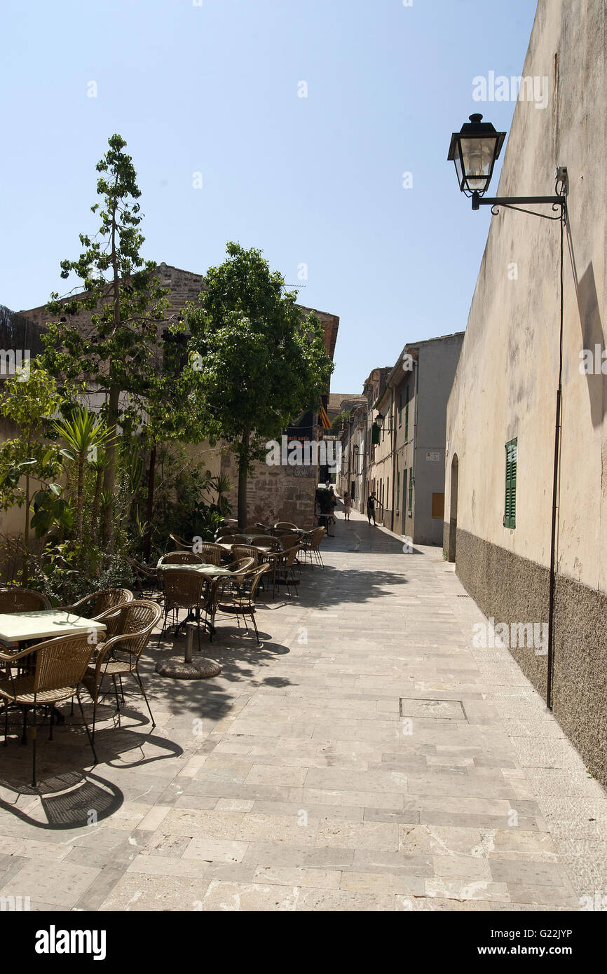 Une belle photo de ruelle paisible avec café chiars à Palma de Majorque, Espagne, mer, Tourisme, vacances, été, nature, se détendre Banque D'Images