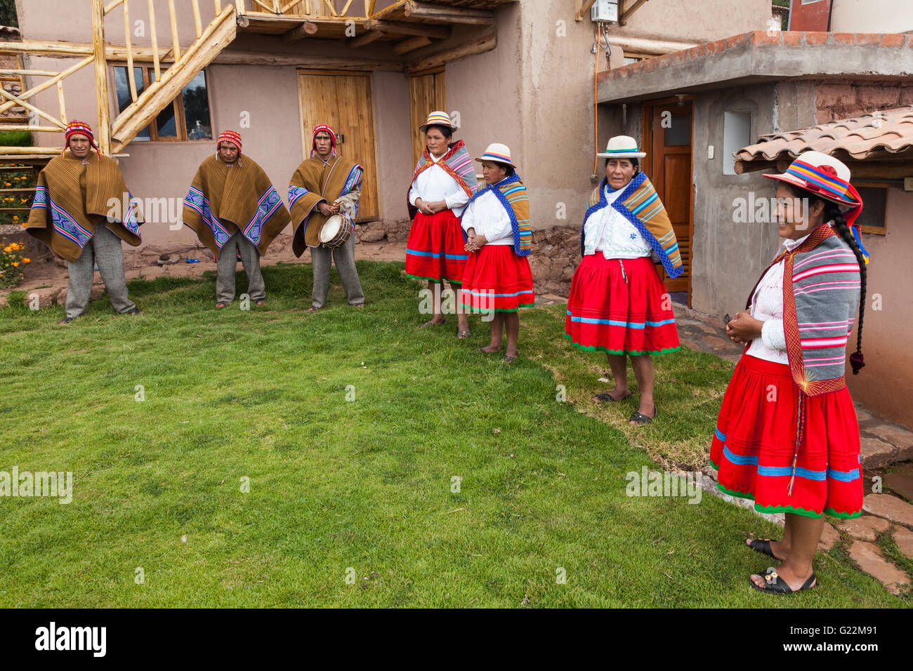 Famille d'accueil dans le village andin d'Misminay, Pérou Banque D'Images