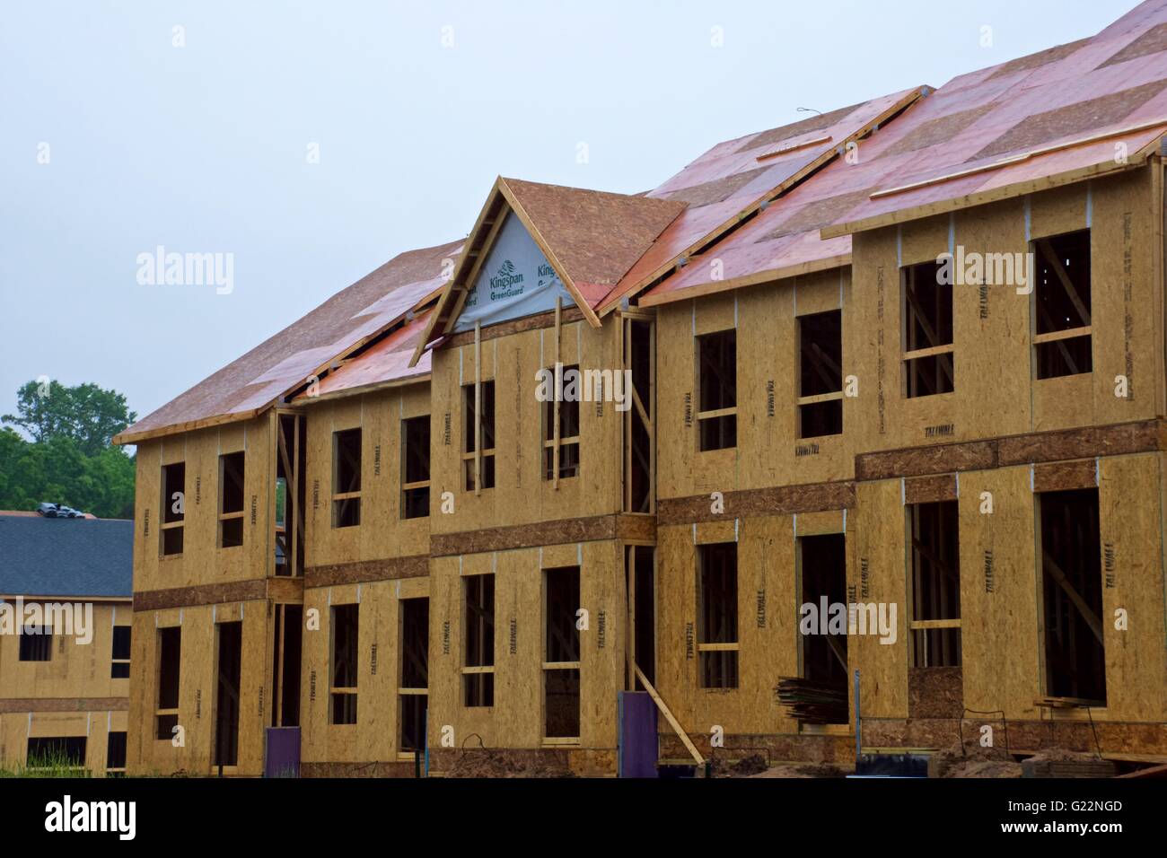 La construction d'une nouvelle maison dans une résidence sur un jour de pluie Banque D'Images