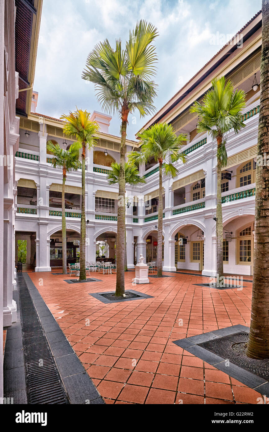 Une vue de l'une des cours de l'Hôtel Raffles à Singapour le 11 juillet 2012. Banque D'Images