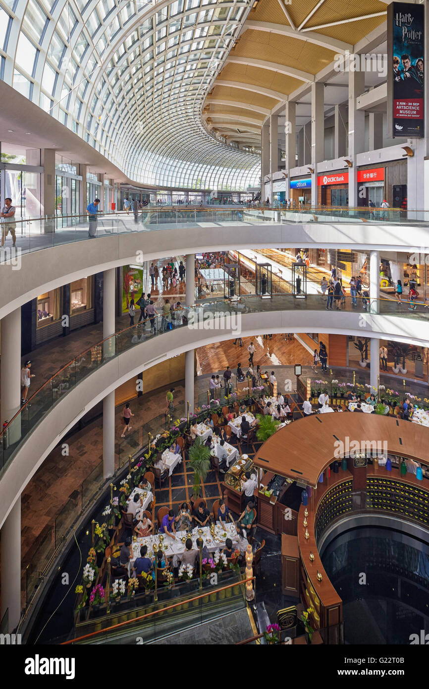 Vue de l'intérieur de centre commercial Marina Bay Sands à Singapour le 21 juillet 2012. Banque D'Images