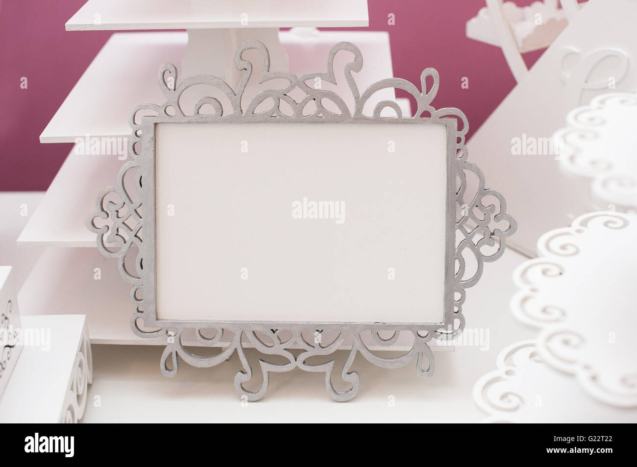 Vintage cadre blanc sur une table et la place pour le texte Banque D'Images