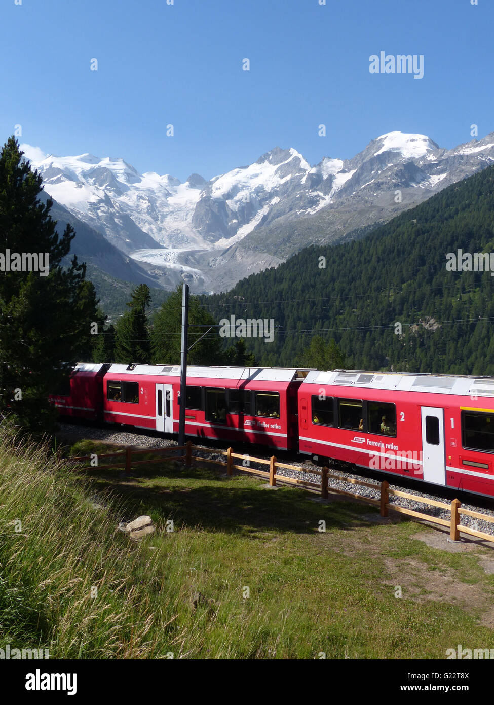 Suisse - près de St Mortitz. Glacier Morteratsch avec train touristique de passage Banque D'Images