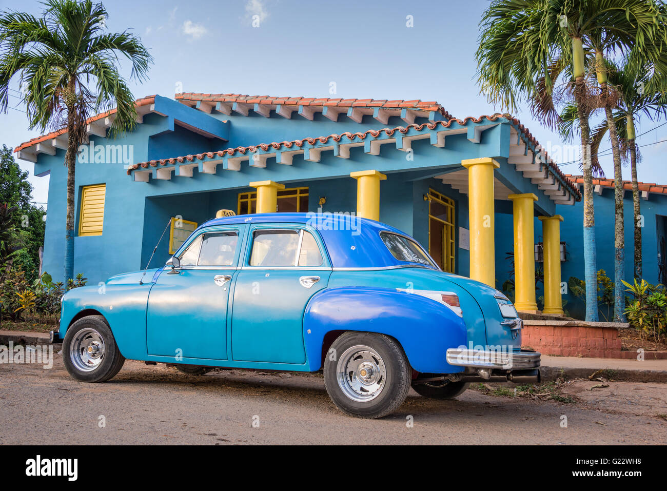 Vieille voiture américaine classique bleu à Vinales, Cuba Banque D'Images