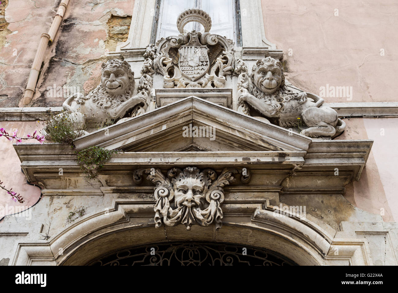 Détails et avis de ville européenne Lisboa, Portugal, dans les nuages dimanche Banque D'Images