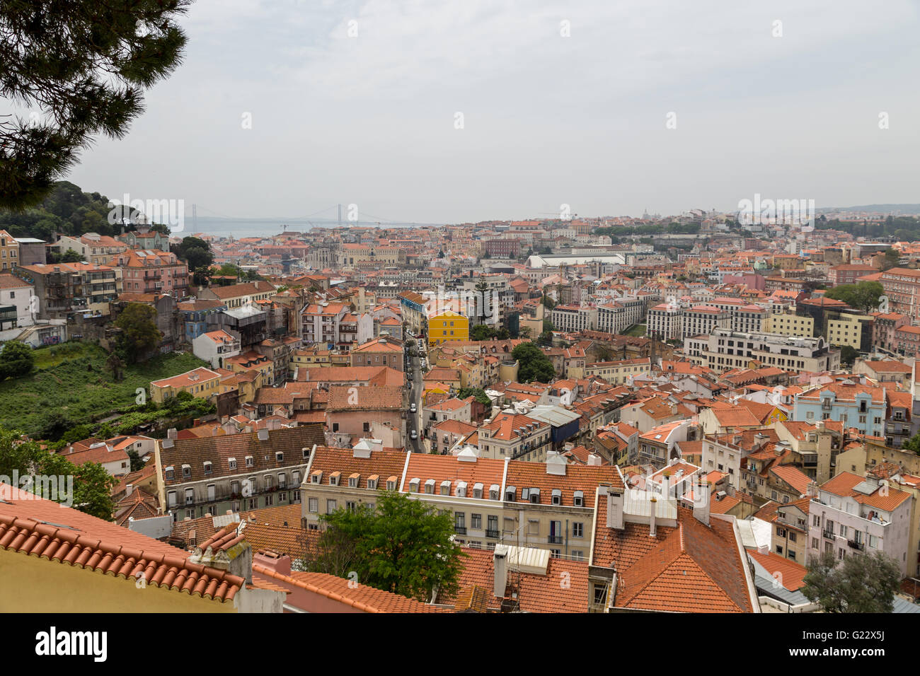 Détails et avis de ville européenne Lisboa, Portugal, dans les nuages dimanche Banque D'Images