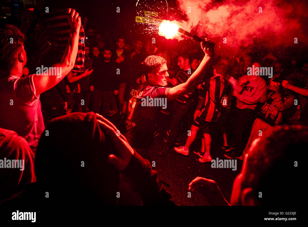 Barcelone, Catalogne, Espagne. 23 mai, 2016. Fans du FC Barcelona danse sous les fusées éclairantes rouges alors qu'ils célèbrent la ligue et en coupe de double 2015/16 à la fontaine de Canaletes dans les Ramblas, la place traditionnelle de célébrer des trophées © Matthias Rickenbach/ZUMA/Alamy Fil Live News Banque D'Images