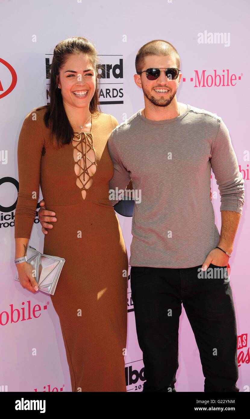 Kelly Thiebaud, Bryan Craig aux arrivées pour 2016 Billboard Music Awards - Arrivals 1, T-Mobile Arena, Las Vegas, NV le 22 mai 2016. Photo par : Elizabeth Goodenough/Everett Collection Banque D'Images