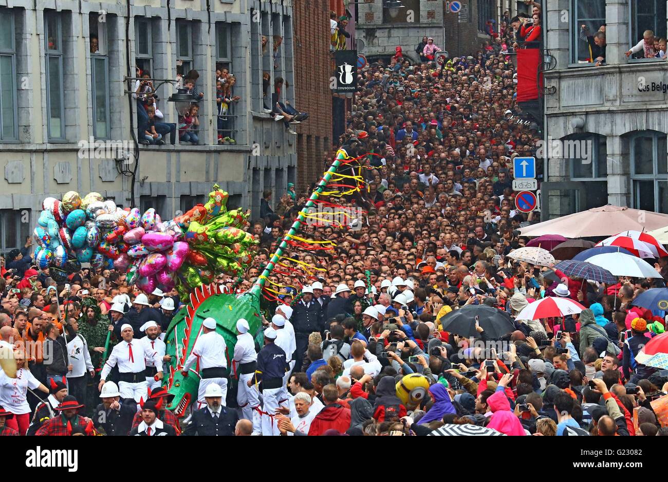 Mons, Belgique. 22 mai, 2016. Les gens prennent part à la fête du Doudou à  Mons, Belgique, le 22 mai 2016. Le Festival Doudou contient deux parties  importantes Procession du car d'Or