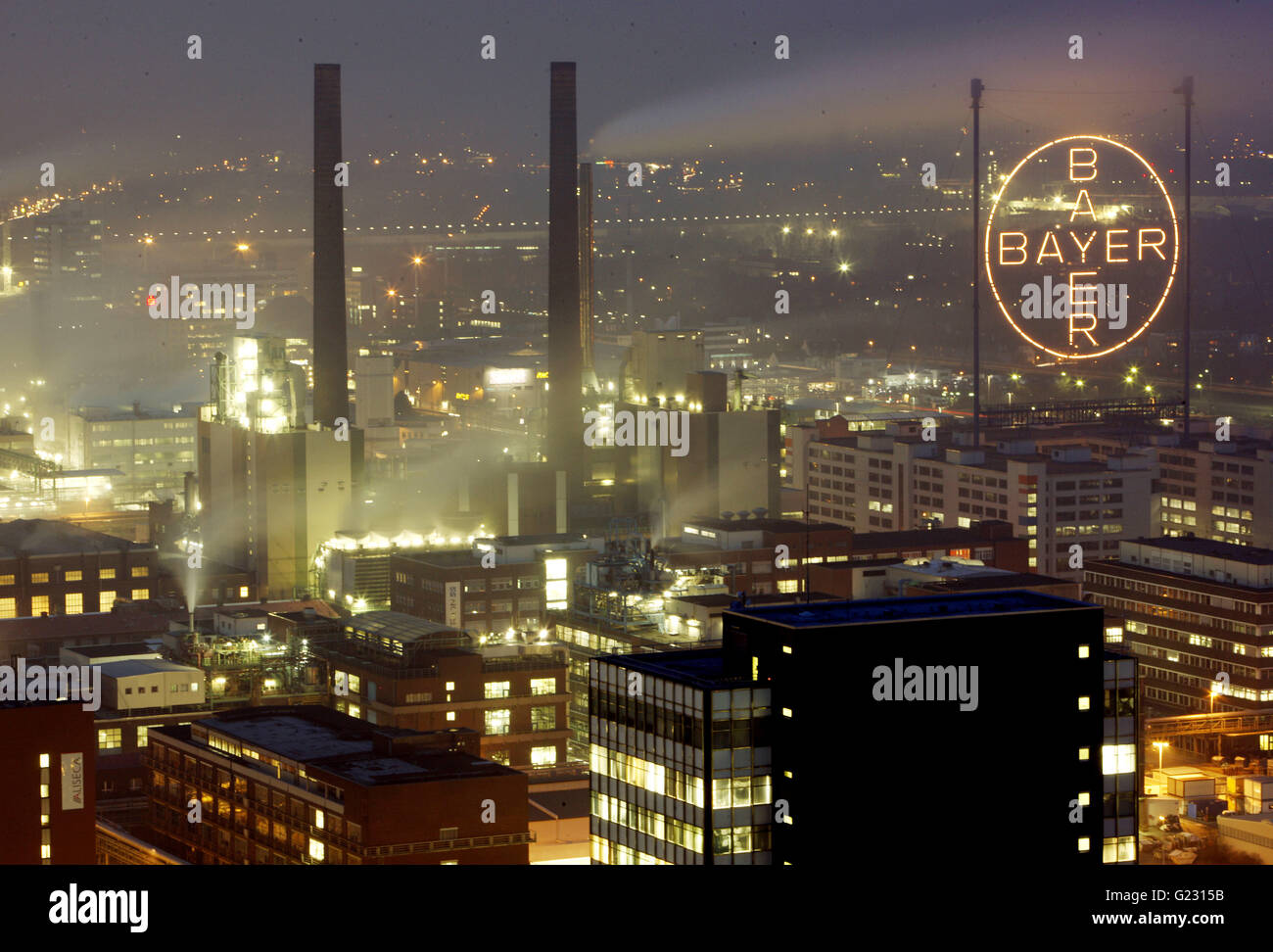 (Dossier) une archive photo datée du 03 février 2009 montre cheminées fumeurs sur le parc industriel chimique avec l'usine de Bayer à Leverkusen, Allemagne. Le Bayer a chuté 10,58 pour cent du stock à 36,505 euros, les experts du marché qui imputent à l'US health board, la FDA, exigeant plus d'informations sur l'anticoagulent, Xarelto. Photo : Oliver Berg | conditions dans le monde entier Banque D'Images