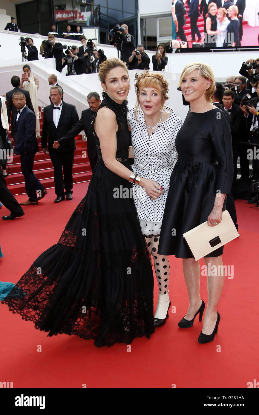 Epa05314943 (L-R) L'actrice française Julie Gayet, actrice française Julie Depardieu et l'actrice française Chantal Ladesou arrivent pour la projection de 'la Fille Inconnue' (l'Inconnu fille) lors de la 69 e assemblée annuelle du Festival du Film de Cannes, à Cannes, France, 18 mai 2016. Le film est présenté en compétition officielle du festival qui aura lieu du 11 au 22 mai. EPA/SÉBASTIEN NOGIER |/photo alliance Banque D'Images