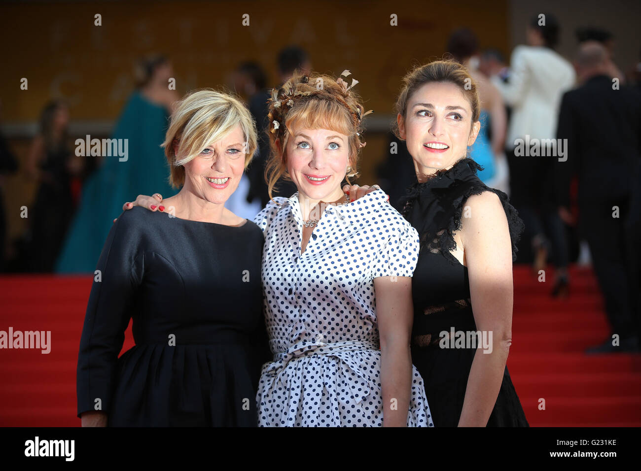 Actrices Chantal Ladesou, de gauche, Julie Depardieu et Julie Gayet poser pour les photographes à l'arrivée à la projection du film La Fille Inconnue (l'Inconnu fille) lors de la 69ème festival international du film, Cannes, dans le sud de la France, le mercredi 18 mai 2016. (Photo AP/Thibault Camus) | alliance/photo Banque D'Images