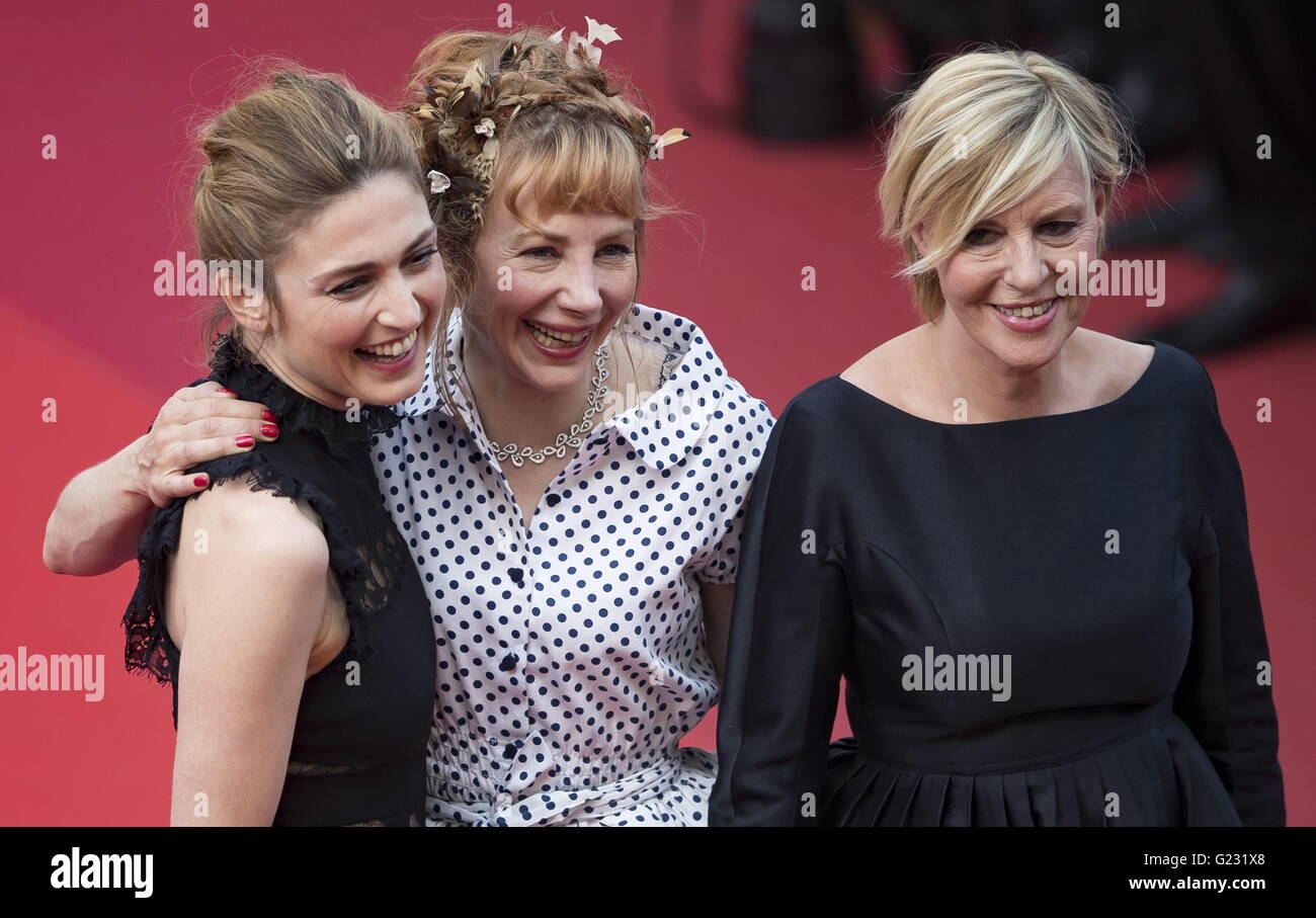 Cannes, France. 18 mai, 2016. L'epa05315187 (L-R) L'actrice française Julie Gayet, actrice française Julie Depardieu et l'actrice française Chantal Ladesou arrivent pour la projection de 'la Fille Inconnue' (l'Inconnu fille) lors de la 69 e assemblée annuelle du Festival du Film de Cannes, à Cannes, France, 18 mai 2016. Le film est présenté en compétition officielle du festival qui aura lieu du 11 au 22 mai. IAN LANGSDON/EPA/| alliance Photo © dpa/Alamy Live News Banque D'Images