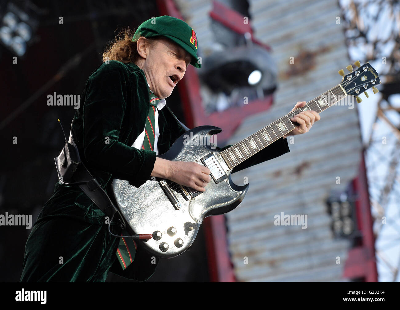 Prague, République tchèque. 22 mai, 2016. La lead guitar player Angus Young effectue pendant le concert de groupe de rock australien AC/DC à Prague, République tchèque, le 22 mai 2016. Credit : Katerina Sulova/CTK Photo/Alamy Live News Banque D'Images