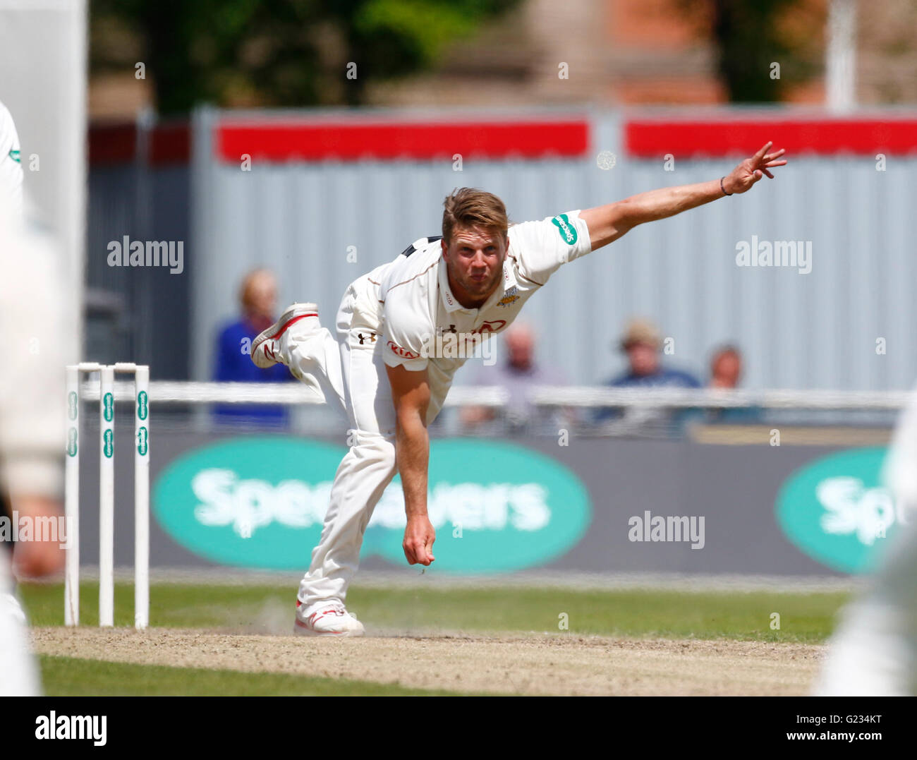 Old Trafford, Manchester, Royaume-Uni. 23 mai, 2016. Comté Supersavers championnat. Lancashire par rapport à Surrey. Surrey bowler Stuart Meaker bols durant la séance du matin. Credit : Action Plus Sport/Alamy Live News Banque D'Images