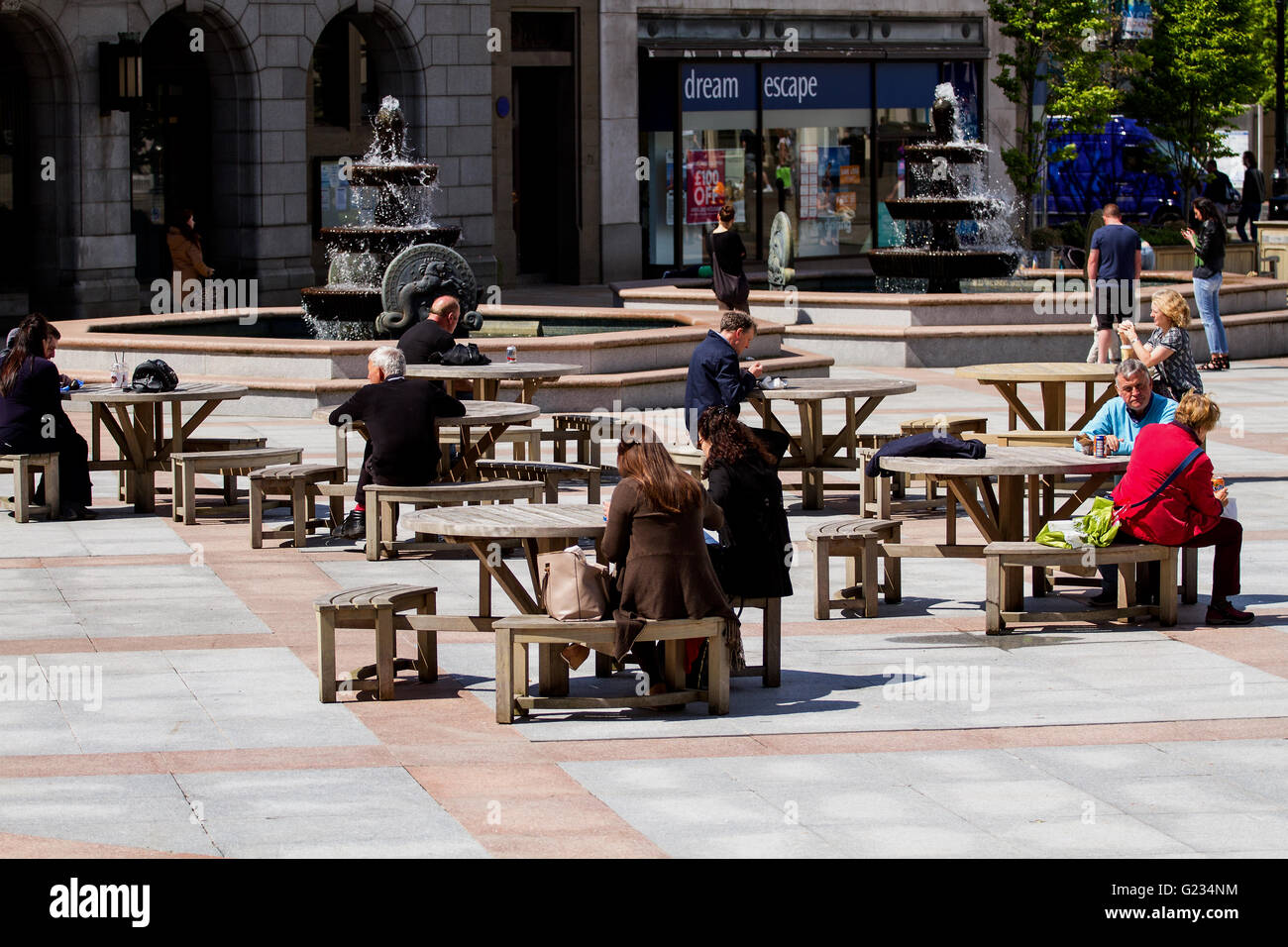 Tayside, Dundee, Ecosse, Royaume-Uni. Le 23 mai 2016. Météo France : beau temps sur Dundee. Détente et de gens assis sur des sièges à la place de la ville profitant du beau temps aujourd'hui à Aberdeen. Credit : Dundee Photographics / Alamy Live News Banque D'Images